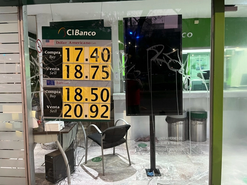 Durante unos minutos de la sesión del 13 de abril, el dólar cotizó por debajo de los 18 pesos. Foto Víctor Camacho / Archivo 