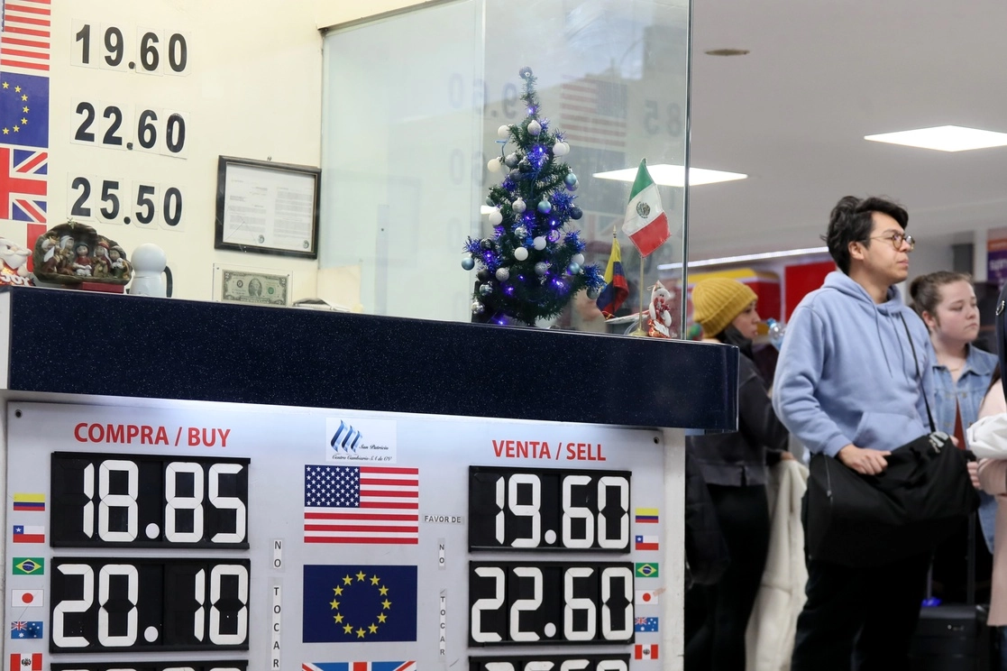 Cotización del dolar estadunidense en bolsas de cambio del AICM, el 28 de diciembre de 2022. Foto Roberto García Ortiz 