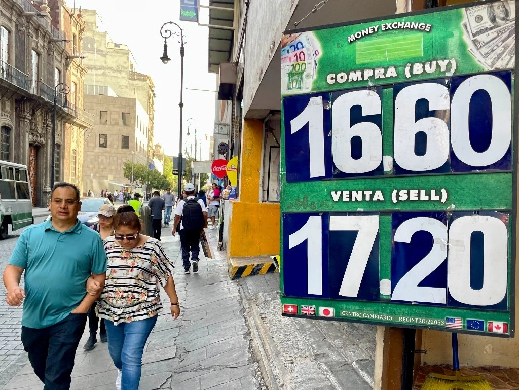 El peso mexicano mantuvo la presión que reportó el lunes en mercados internacionales, pues en México no hubo operaciones financieras, al depreciarse este martes 0.65 por ciento frente a la divisa estadunidense y cerrar en 16.8183 unidades por dólar spot. Foto Roberto García Ortiz / Archivo