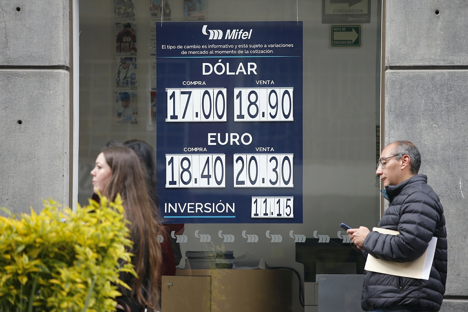 Cotización en una sucursal bancaria de la Ciudad de México. Foto María Luisa Severiano / Archivo