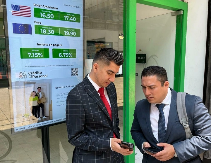 Cotización del dólar en una sucursal bancaria en la Ciudad de México, el 6 de julio de 2023. Foto José Antonio López