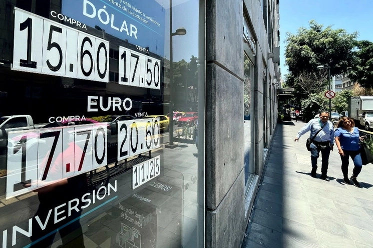 La divisa mexicana inicia la sesión del miércoles 19 de julio con moderados movimientos; cotiza en 16.74 por dólar. Foto Roberto García Ortiz / Archivo 
