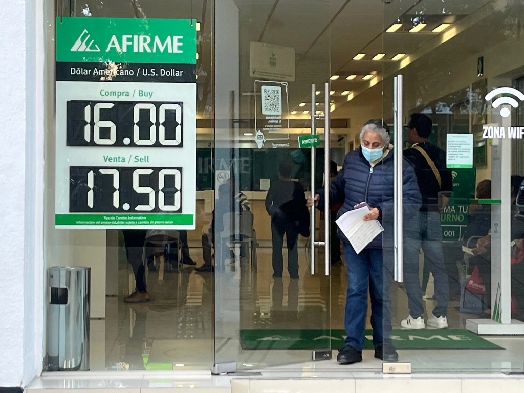 Tras los datos sobre la inflación en Estados Unidos, el peso mexicano tuvo una ligera pérdida ante el dólar. Foto María Luisa Severiano