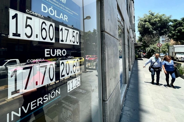 Cotización del dólar en una sucursal bancaria de la Ciudad de México, el 18 de julio de 2023. Foto Roberto García Ortiz / Archivo