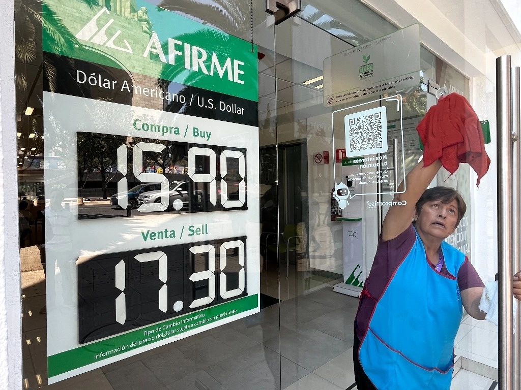 Cotización del dólar en una sucursal bancaria en la Ciudad de México. Foto Luis Castillo / Archivo