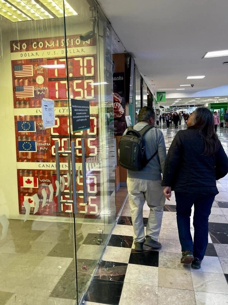 Este miércoles el tipo de cambio se mantuvo en el rango de los 18 pesos mexicanos por dólar. Foto Luis Castillo