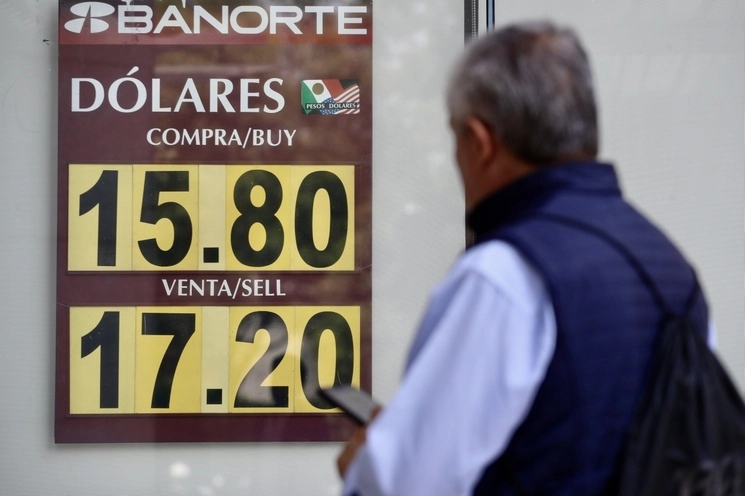 Cotización en una sucursal bancaria de la Ciudad de México, el 13 de julio de 2023. Foto Roberto García Ortiz