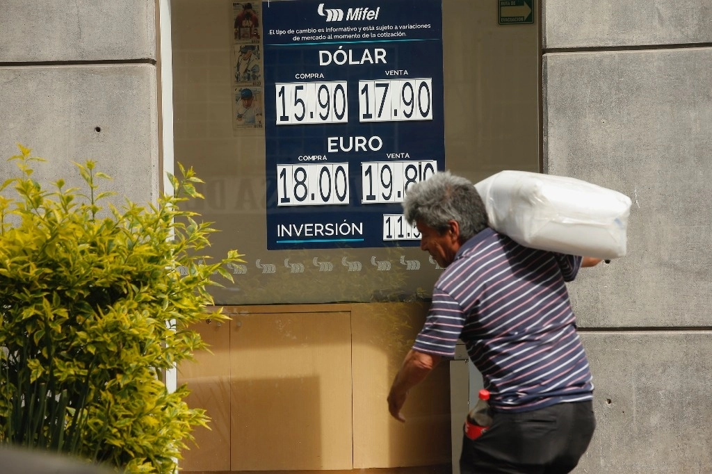 La divisa mexicana cerró la sesión del jueves 28 de diciembre en 16.95 pesos por dólar spot. Foto María Luisa Severiano 