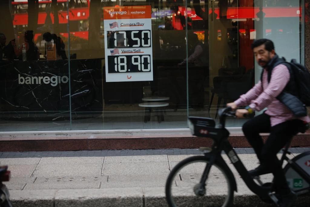 Cotización del dólar en una sucursal bancaria de la Ciudad de México, el 23 de octubre de 2023. Foto María Luisa Severiano