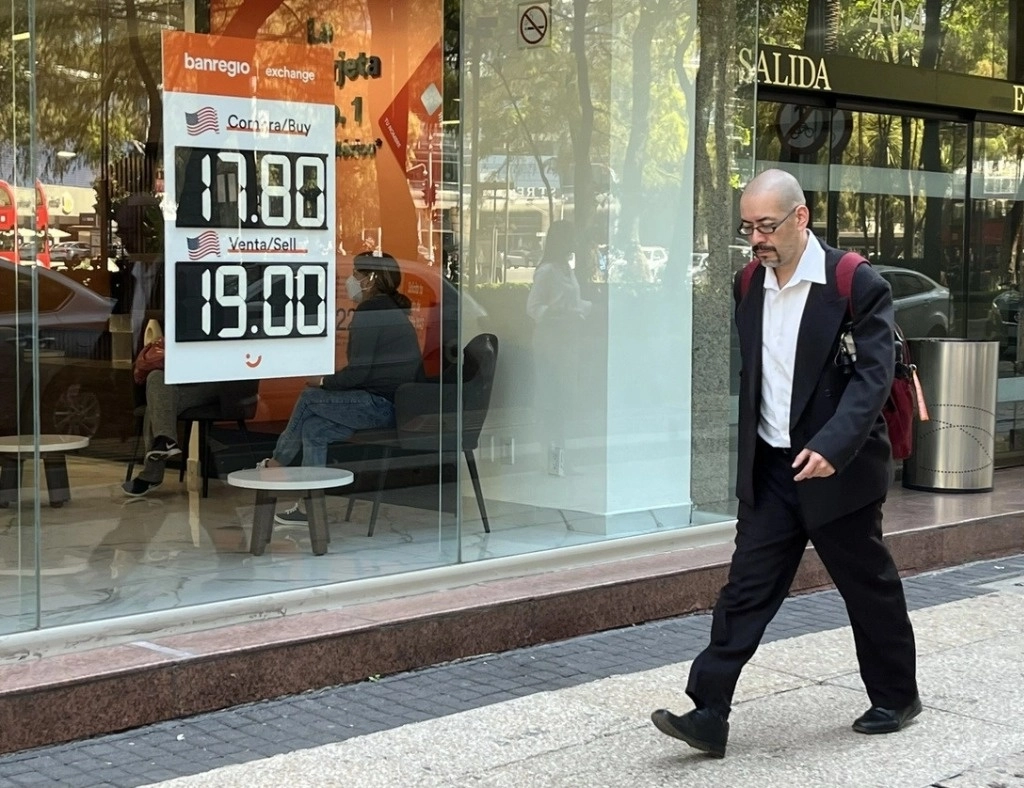 Cotización del dólar en un banco de CDMX. Foto María Luisa Severiano / Archivo

