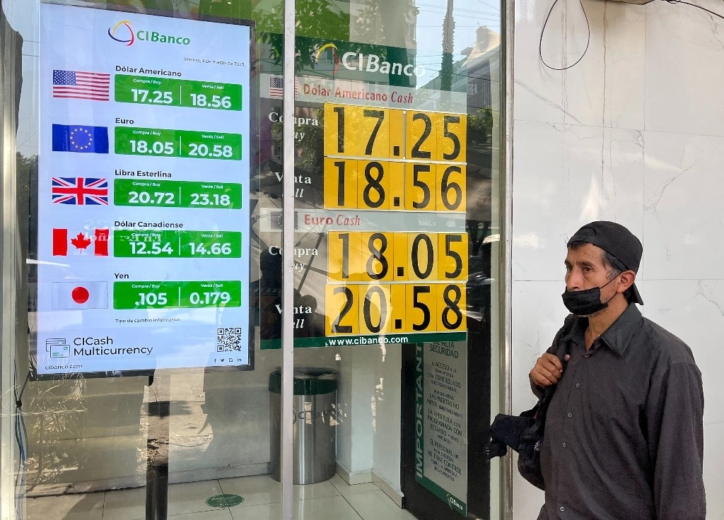 Cotización en una casa de cambio de la Ciudad de México. Foto Alfredo Domínguez