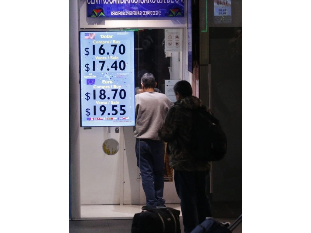 Cotización del dólar en una casa de cambio en el Aeropuerto Internacional de la Ciudad de México. Foto María Luisa Severiano / Archivo