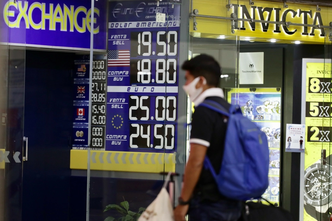 La moneda mexicana cotizó este lunes entre un máximo de 19.96 pesos y un mínimo de 19.89 pesos por dólar. Foto Roberto García Ortiz / Archivo