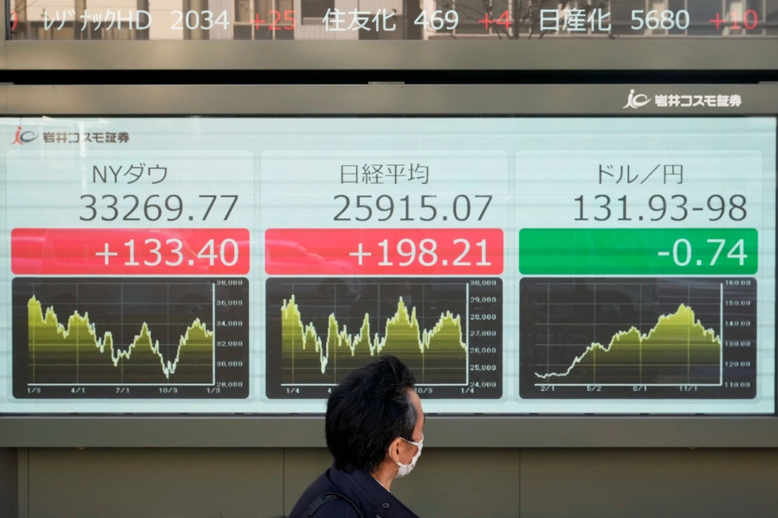 Un hombre mira un monitor que muestra el tipo de cambio del yen japonés frente al dólar estadunidense , y también muestra el Promedio Industrial Dow Jones de Nueva York. Foto Ap / Archivo 