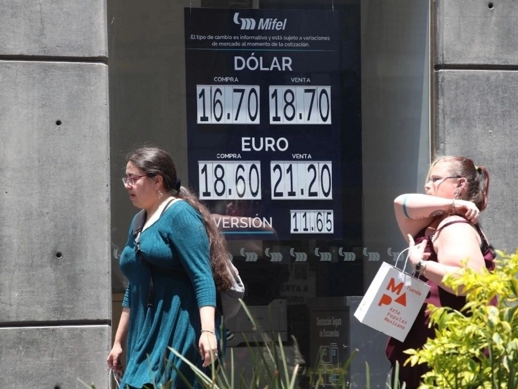 En la apertura de los mercados americanos, el peso mexicano mantiene cierta volatilidad, pero se aprecia 0.28 por ciento frente a la divisa estadunidense para operar en alrededor de 18.0450 unidades por dólar. Foto María Luisa Severiano / Archivo

