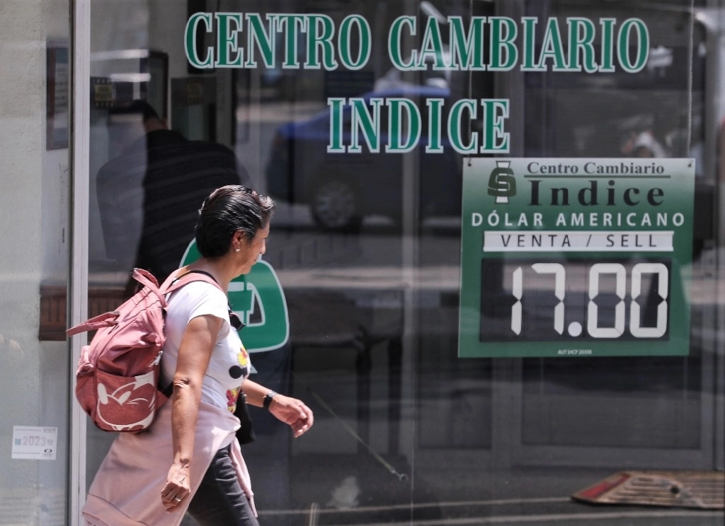 Este ,lunes el dólar ganó terreno al peso mexicano por 7 centavos aproximadamente. Foto Marco Peláez