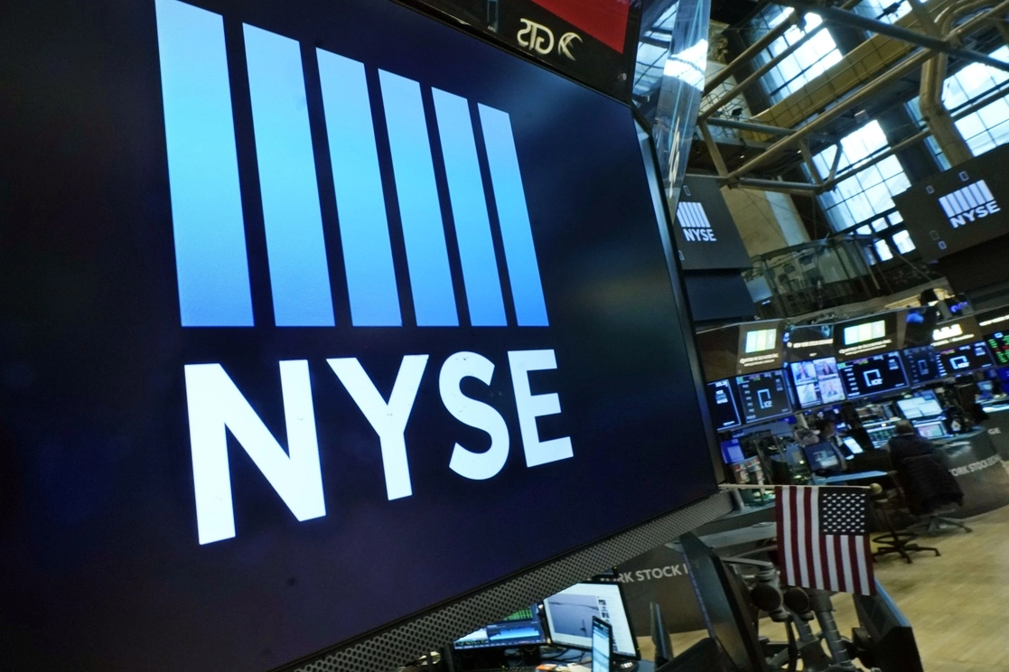 Tras las ganancias que afloraron la sesión de ayer, luego de que oficialmente la Fed inició su ciclo de alzas de tasas de referencia, los inversionistas frenaron la racha ganadora en bolsas y tipos de cambio, mientras el petróleo da un giro al incrementar otra vez arriba de 100 dólares. Foto Ap