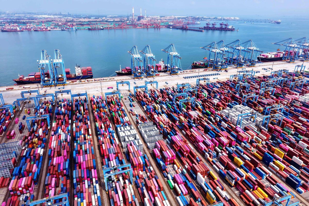 Se ven contenedores y barcos en el puerto de Qingdao, en la provincia oriental china de Shandong, el 11 de agosto de 2025. 