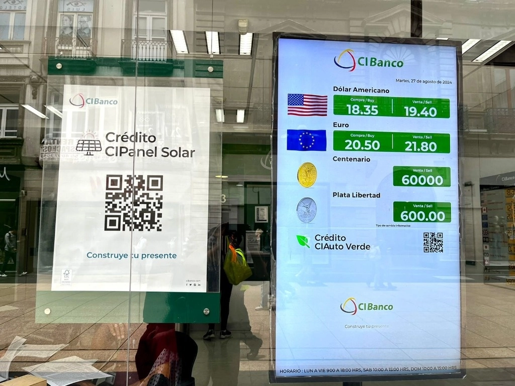 Cotización del dólar en bancos que se ubican en el Centro Histórico de la Ciudad de México, el 27 de agosto de 2024. Foto Luis Castillo