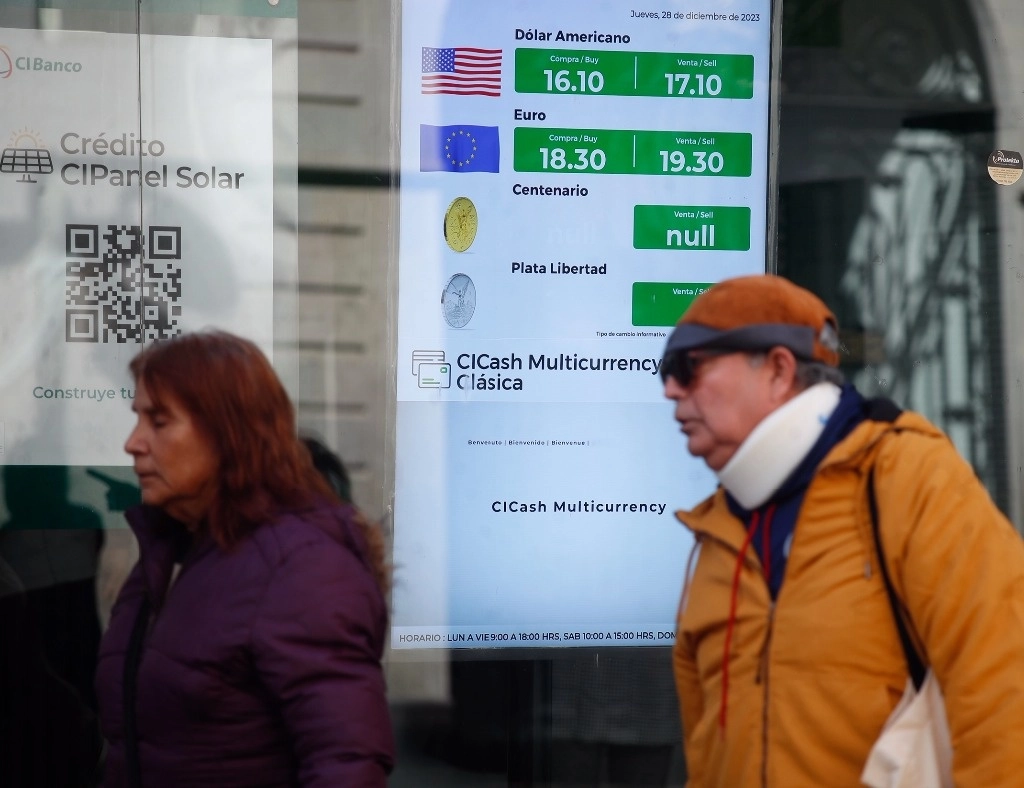 Cotización del dólar en una sucursal bancaria en la Ciudad de México. Foto Cristina Rodríguez / Archivo