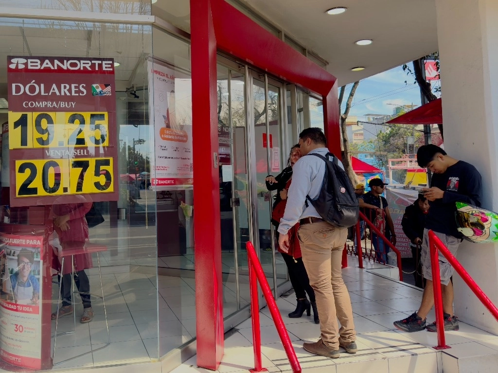 Cotización del dólar en un banco de CDMX. Foto Roberto García