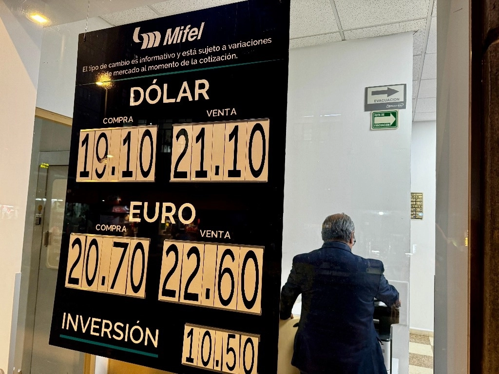 El peso mexicano sigue perdiendo posición ante el dólar estadunidense; este miércoles cerró en 20.37 unidades. Foto Luis Castillo