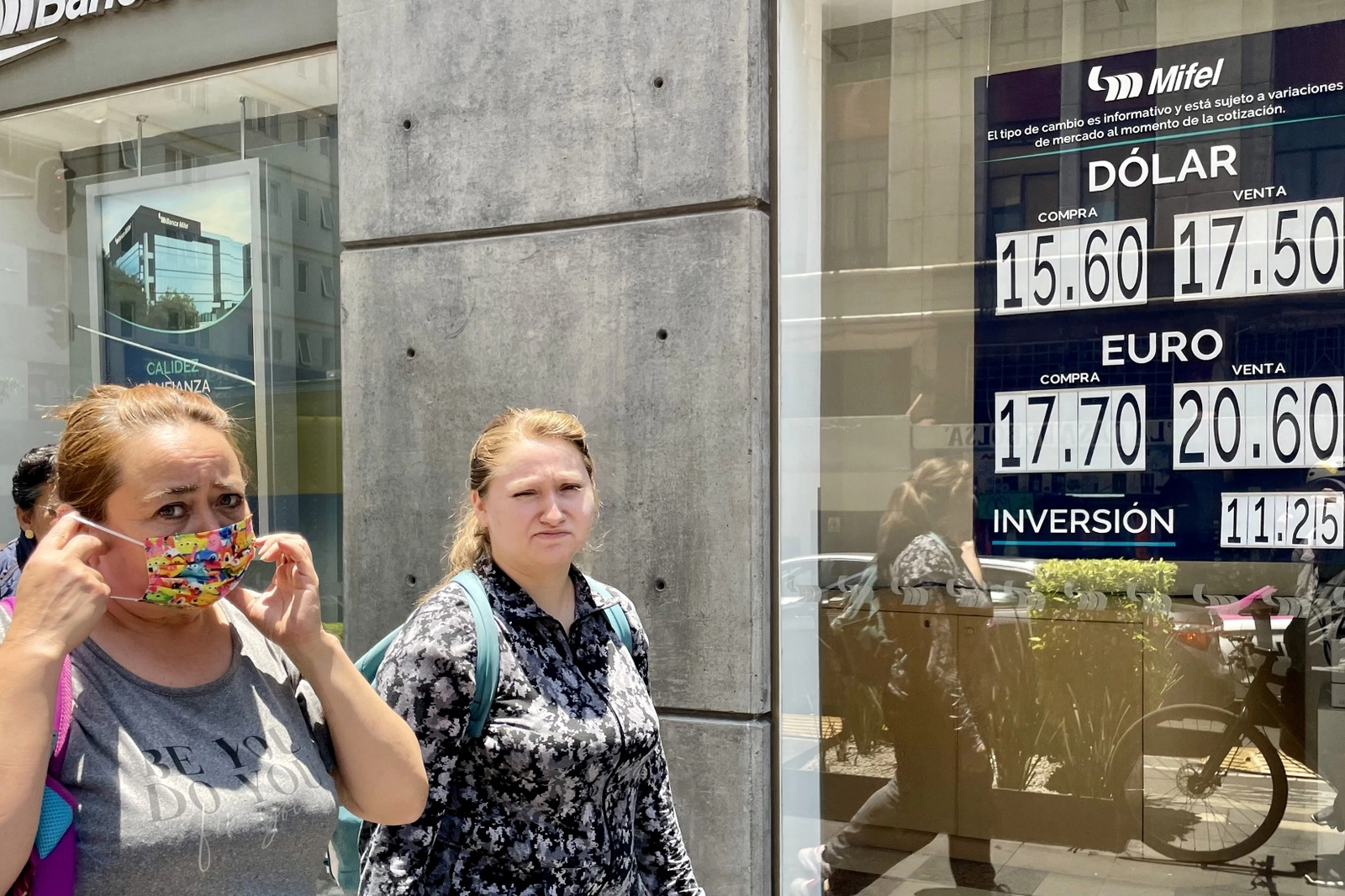 Cotización del dólar en sucursales bancarias de la Ciudad de México. Foto Roberto García Ortiz / Archivo
