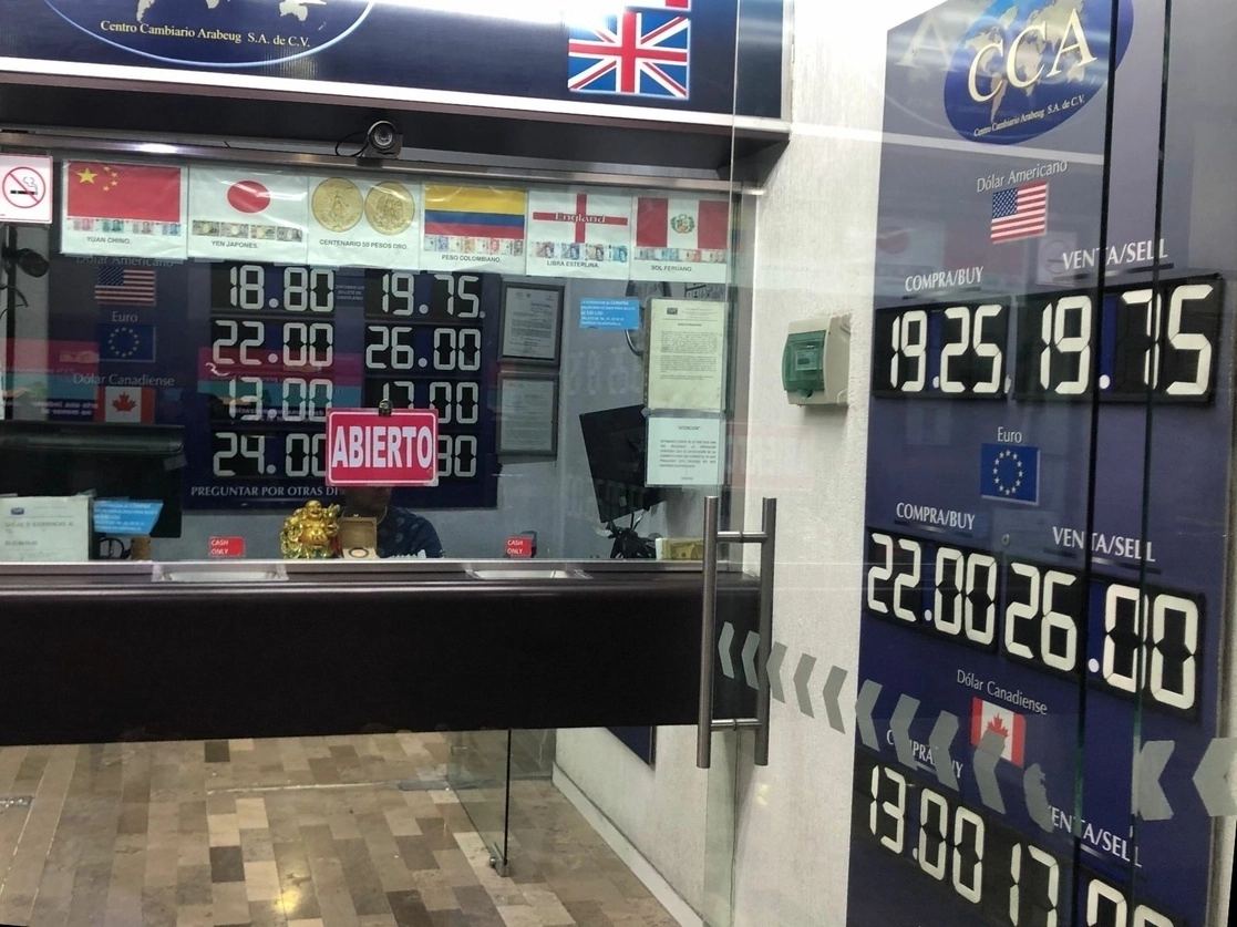 Cotización del dólar en una casa de cambio del Aeropuerto Internacional de la Ciudad de México. Foto Luis Castillo / Archivo