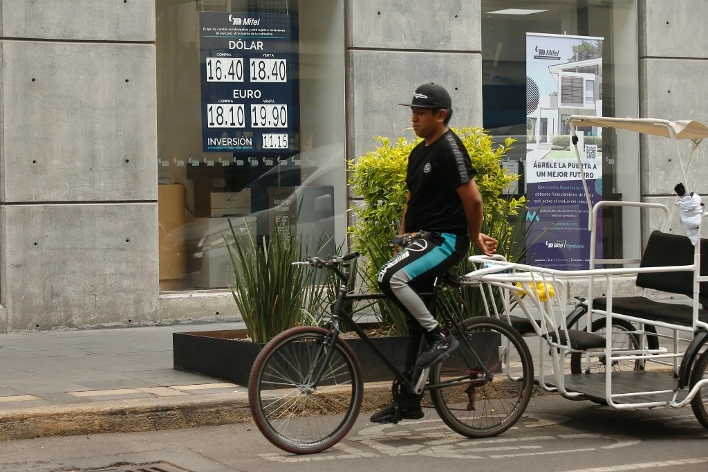 Cotización del dólar en un banco de la Ciudad de México. Foto María Luisa Severiano / Archivo 