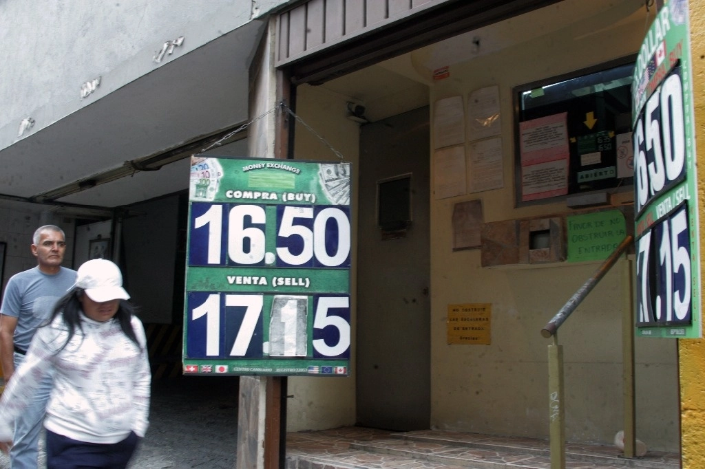 Cotización en una casa de cambio en la CDMX. Foto Roberto García Rivas / Archivo