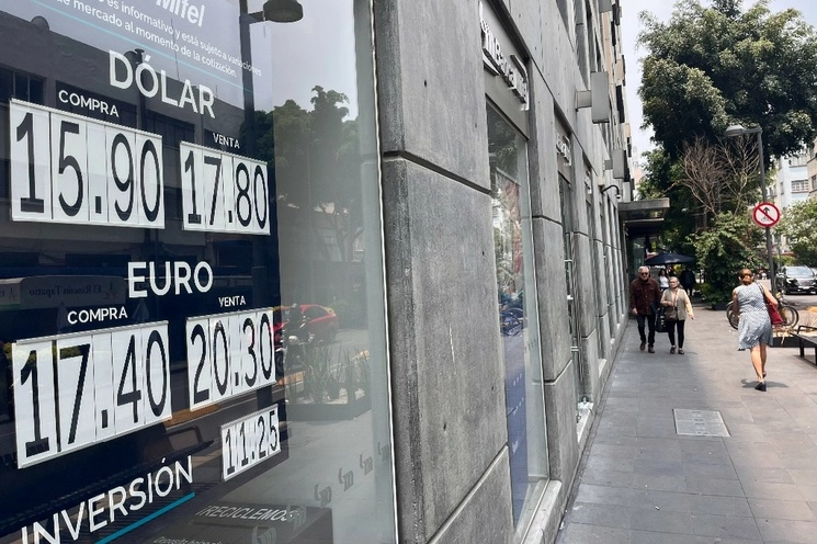Cotización en una sucursal bancaria de la Ciudad de México. Foto Luis Castillo / Archivo