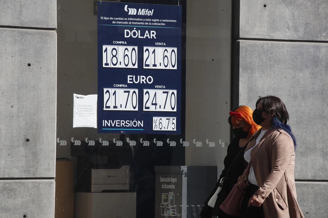 Cotización del dólar en una banco de la Ciudad de México. Foto Cristina Rodríguez / Archivo

