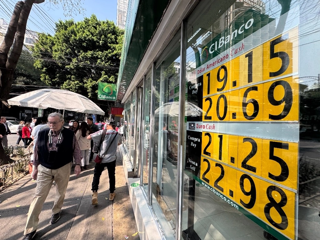 Cotización del dólar en un banco de CDMX en imagen de archivo. Foto Alfredo Domínguez