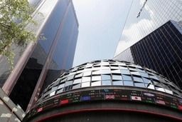 Fachada de la Bolsa Mexicano de Valores. Foto Roberto García Ortiz