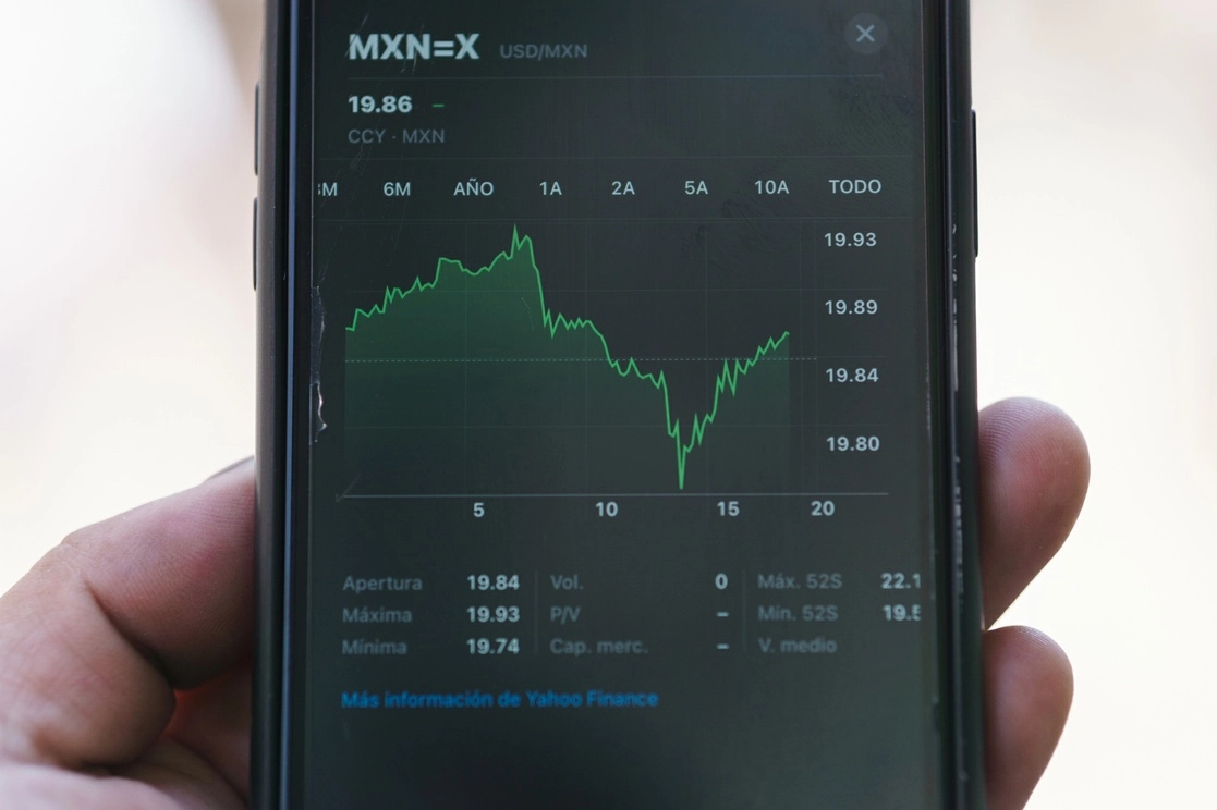 Cotización del dólar en la aplicación de una casa de cambio del Centro Histórico de la capital del país. La imagen, del 1 de abril de 2022. Foto Pablo Ramos