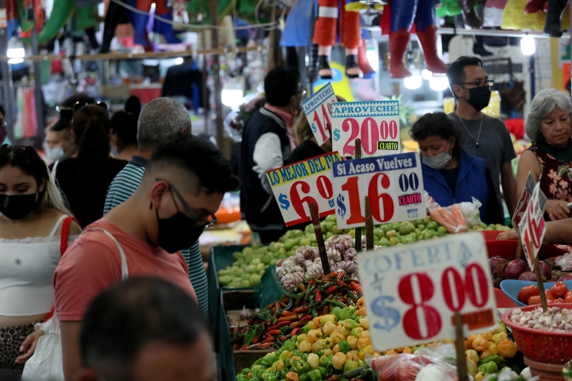 Compra de frutas y verduras en un mercado de la Ciudad de México, el 21 de agosto de 2022. Foto Roberto García Ortiz