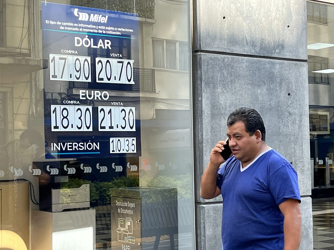 La divisa nacional se apreció 0.61 por ciento frente al dólar spot. Foto María Luisa Severiano / Archivo