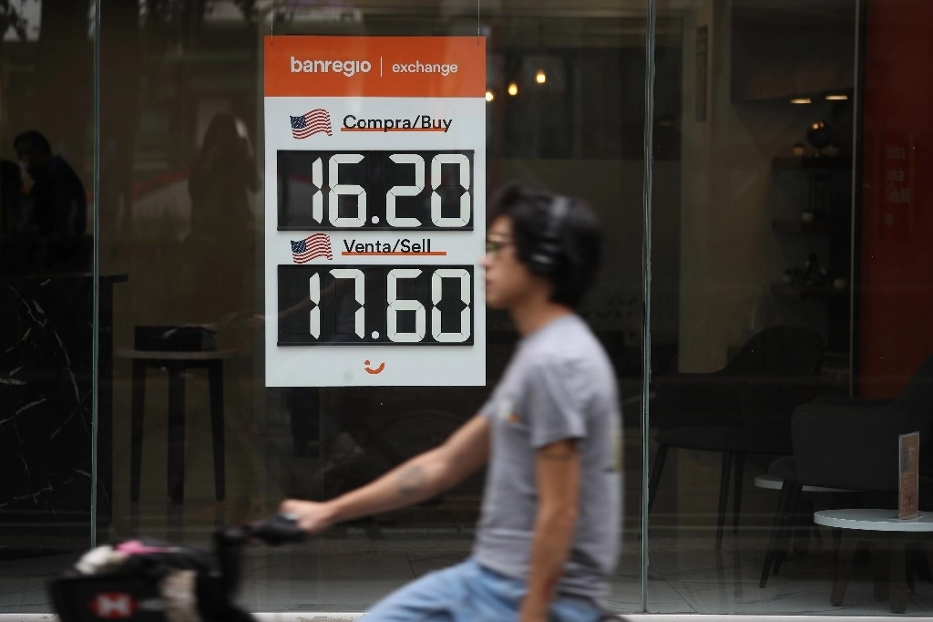 Cotización del dólar en una sucursal bancaria en la Ciudad de México, el 2 de enero de 2024. Foto Yazmín Ortega Cortés







