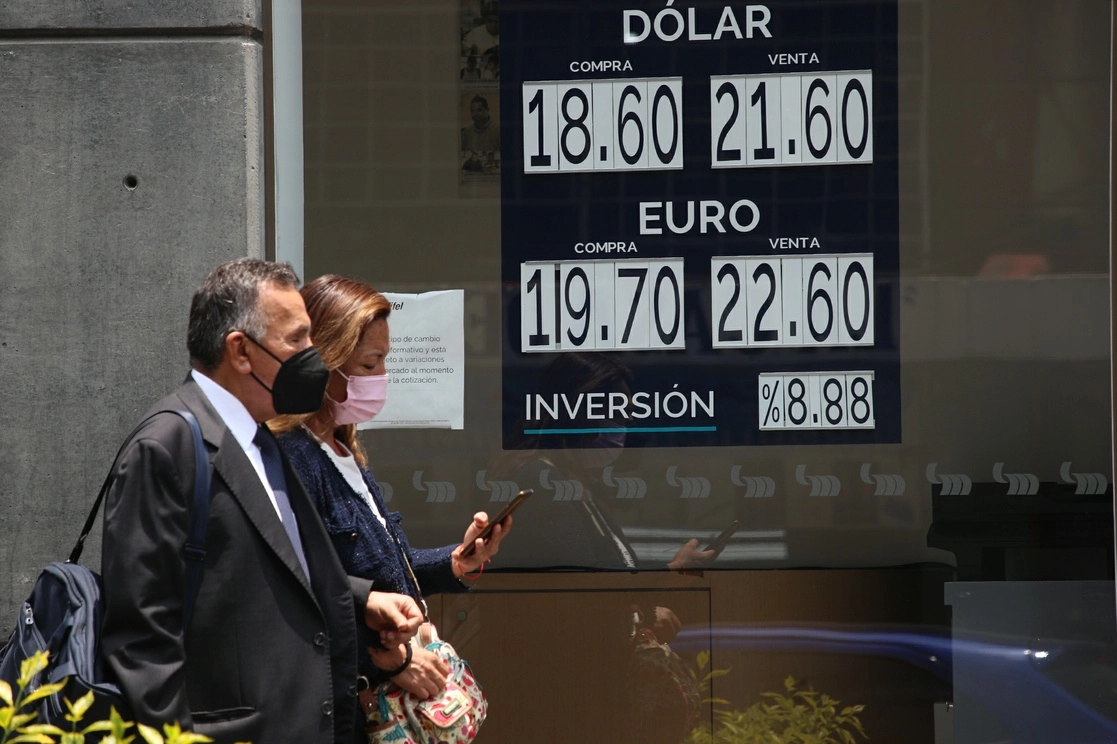 El tipo de cambio operó entre un máximo de 20.7750 unidades y un mínimo de 20.4490 unidades por dólar, informó el BdeM. Foto María Luisa Severiano / Archivo