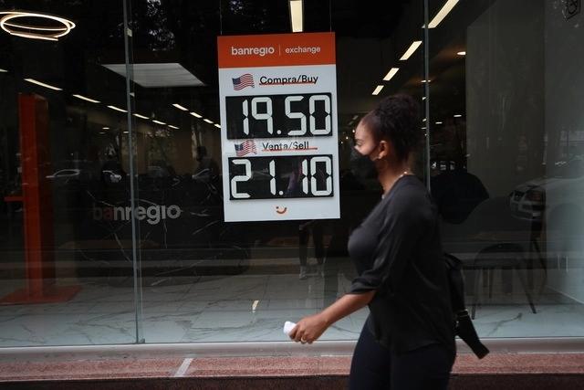 Cotización del dólar en un banco de CDMX en imagen de archivo. Foto Yazmín Ortega