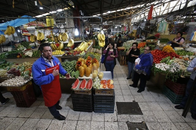 Los 329 mercados públicos que existen en la Ciudad de México no cerrarán al público pero deberán seguir 15 recomendaciones sanitarias. Foto Ap / Archivo  