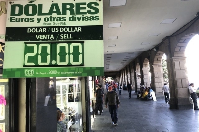 Cotización del dólar en la capital del país. Foto Luis Castillo / Archivo
