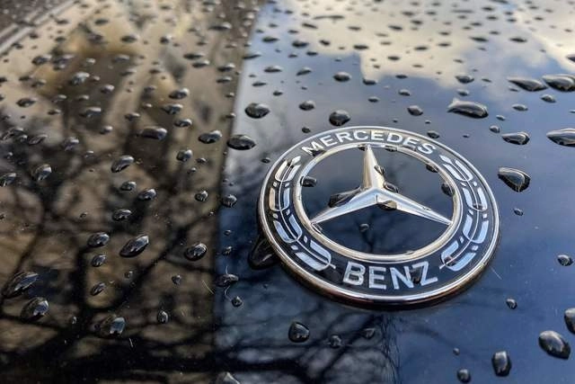 Un tribunal alemán reveló que Mercedez Benz usó dispositivos de desactivación no autorizados en algunos vehículos. Foto Afp