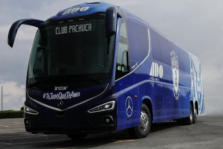 Los Tuzos del Pachuca arribarán a sus partidos en un autobús Irizar con chasis MB OC500, motor EURO V y sistema de seguridad Safety Bus. Foto cortesía Mercedes-Benz Autobuses.
