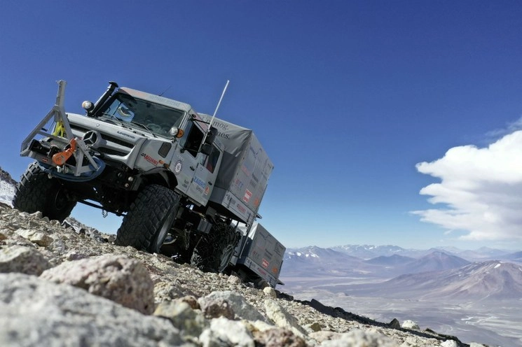 Unimog U 5023 todoterreno extremos de última generación para transportar al equipo de expedición. Foto. Mercedes-Benz .