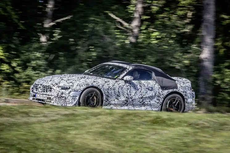 La renovación total del roadster del fabricante alemán llegará a finales del 2021, y los directivos de la marca quieren que la nueva Clase SL retome su esencia original de auto de carreras.
Fotos. Cortesía Mercedes-Benz.
