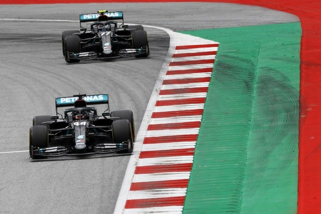 Lewis Hamilton, de Mercedes, y su coequipero Valtteri Bottas, en las prácticas libres del Gran Premio de Austria. Foto Leonhard Foeger / Pool vía Ap