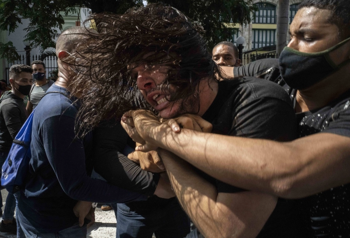 Arresto de un manifestante antigubernamental ayer en La Habana, Cuba. Foto Ap