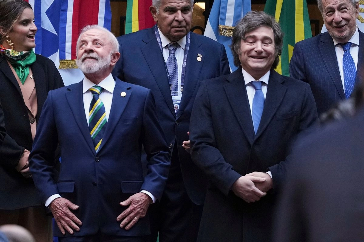 Imagen de archivo del presidente de Brasil, Luiz Inácio Lula da Silva, al frente a la izquierda, y el presidente de Argentina, Javier Milei, posan uno junto al otro mientras se preparan para una foto grupal con otros líderes que asisten a la Cumbre del Mercosur en Buenos Aires. Foto