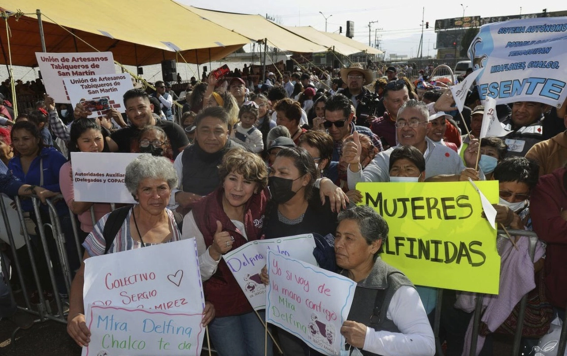 Delfina Gómez, aspirante de Morena y aliados al gobierno del estado de México, visitó ayer el asentamiento irregular Llanos de San Juan de Dios, municipio de Chalco, en el oriente de la entidad. Foto ‘La Jornada’
